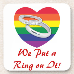 Gay Wedding setzt einen Ring auf Getränkeuntersetzer