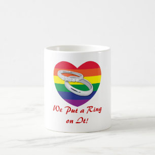 Gay Wedding setzt einen Ring auf Kaffeetasse