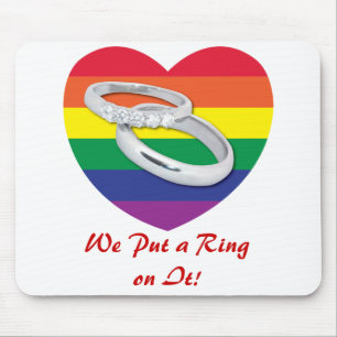 Gay Wedding setzt einen Ring auf Mousepad