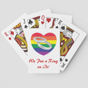 Gay Wedding setzt einen Ring auf Spielkarten