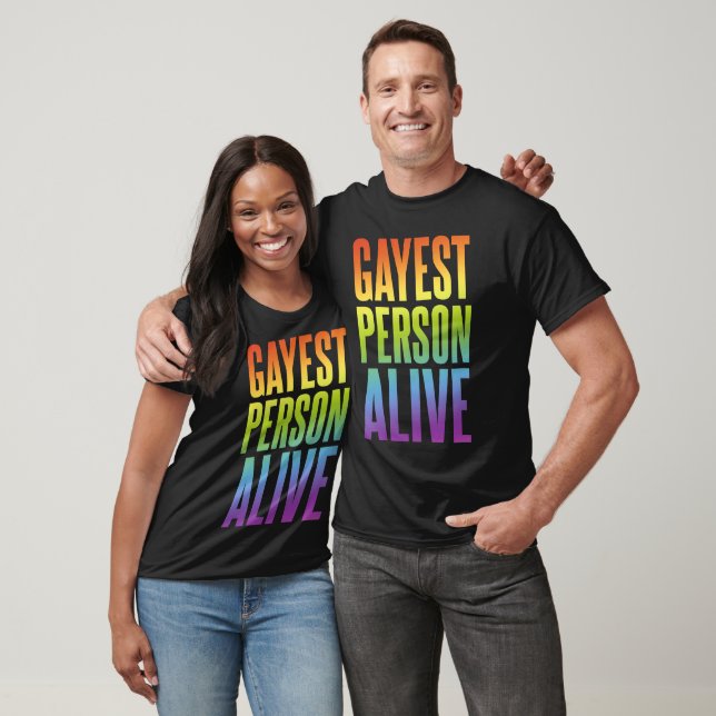Gayest Person Alive | QUE | Regenbogenfarben T-Shirt (Unisex)
