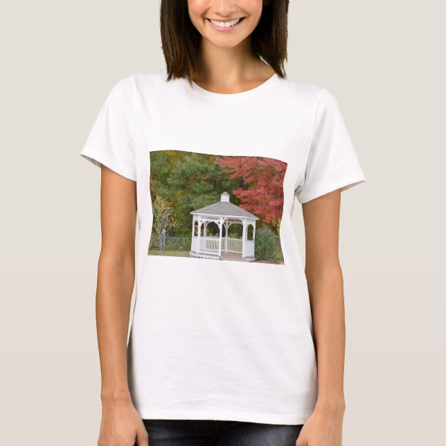 Gazebo - Fall View - New England T-Shirt (Vorderseite)