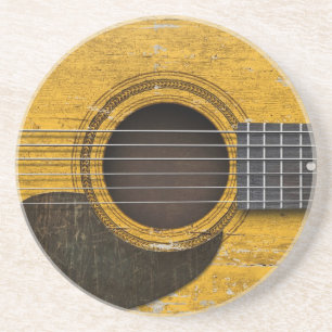 Gealterte und getragene alte Akustikgitarre mit Getränkeuntersetzer