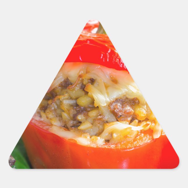 Gebackene Paprikaschoten mit Fleischsoße und Käse Dreieckiger Aufkleber (Vorderseite)