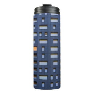 Gebäude aus blau-weißem Beton Thermosbecher