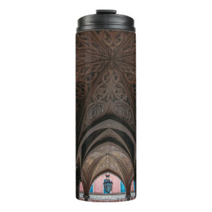 Gebäude aus braunem und schwarzem Holz Thermosbecher
