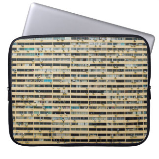 Gebäude aus braunem und weißem Beton Laptopschutzhülle