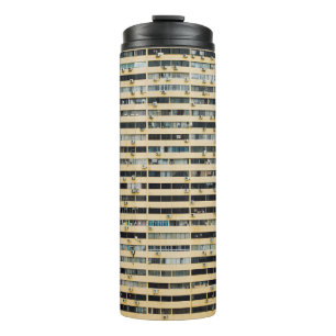 Gebäude aus braunem und weißem Beton Thermosbecher