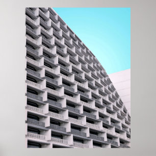 Gebäude aus weißem Beton mit Terrassen Poster