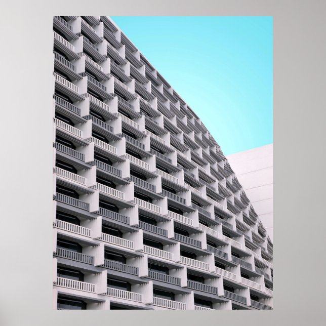 Gebäude aus weißem Beton mit Terrassen Poster (Vorne)