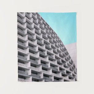 Gebäude aus weißem Beton mit Terrassen Wandteppich