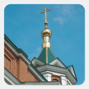 Gebäude der russischen Kirche mit goldenem Kreuz Quadratischer Aufkleber