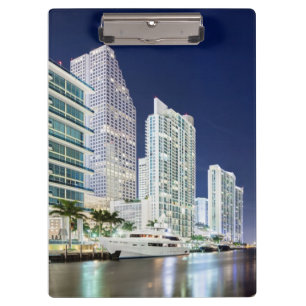 Gebäude entlang dem Miami-Fluss Riverwalk Klemmbrett
