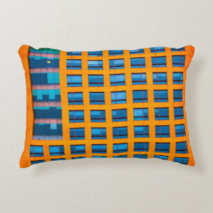 Gebäude in Blau und Orange Dekokissen