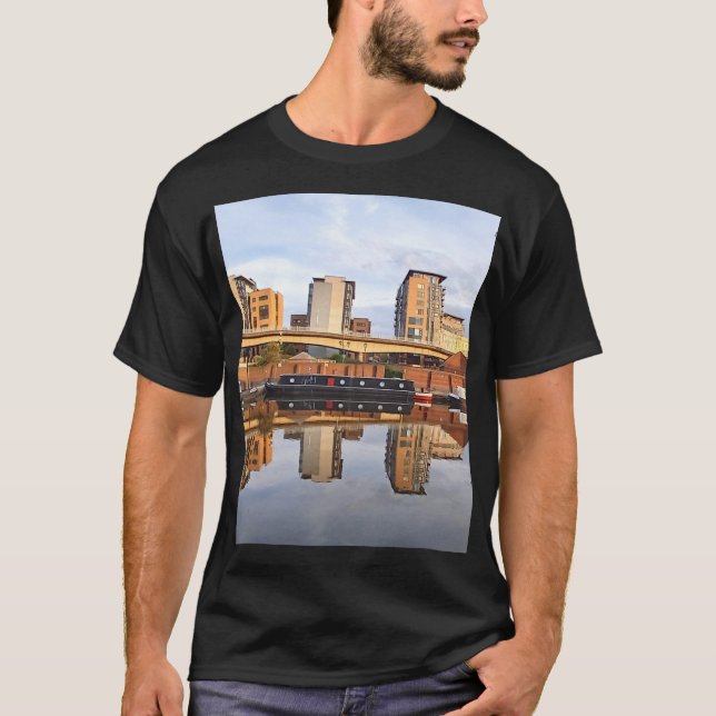 Gebäude und Reflexion T-Shirt (Vorderseite)