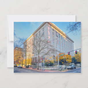 Gebäude und Straßenbäume Postkarte