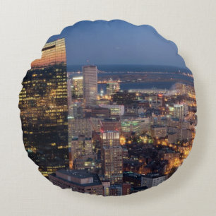 Gebäude von Boston mit Licht schleppt auf Straße Rundes Kissen