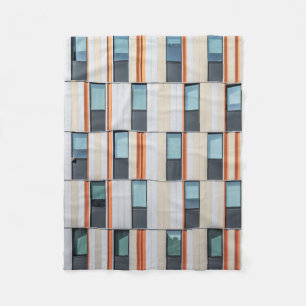 Gebäude weiß und orange fleecedecke