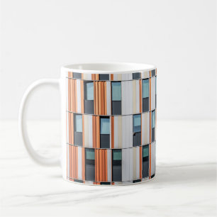 Gebäude weiß und orange kaffeetasse