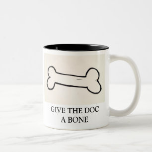 GEBEN SIE DEM DOC. EINEN KNOCHEN ZWEIFARBIGE TASSE