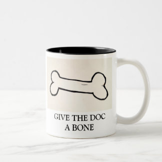 GEBEN SIE DEM DOC. EINEN KNOCHEN ZWEIFARBIGE TASSE