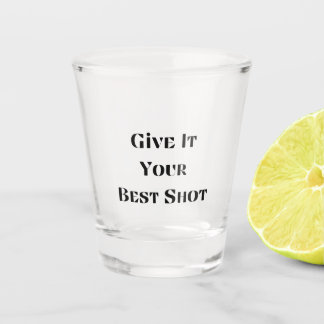 Geben Sie ihm Ihren besten Schuss auf einem Schnapsglas