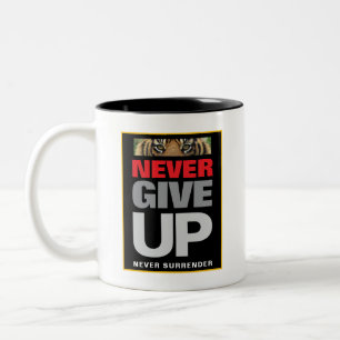 Geben Sie niemals auf, nie Motivierend Zitat abzug Zweifarbige Tasse