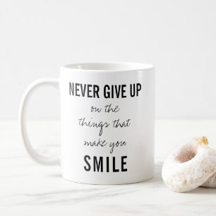 Geben Sie niemals ein positives schwarz-weißes Zi Kaffeetasse