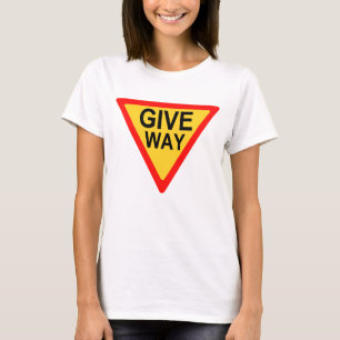 Geben Verkehrsschild nach T-Shirt