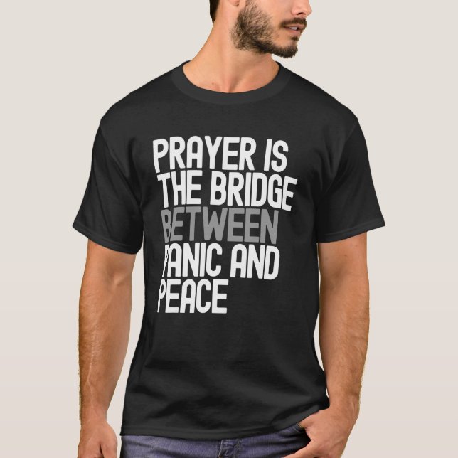 Gebet ist die Brücke zwischen Panik und Frieden T-Shirt (Vorderseite)