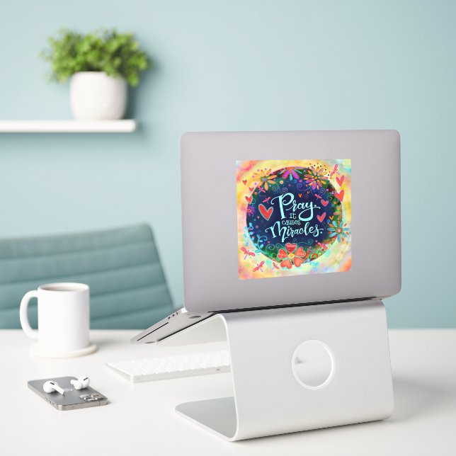 Gebet verursacht Wunder Inspirivity Faith Aufkleber (Laptop auf Schreibtisch)