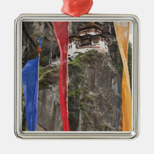 Gebetsfahnen hängen nahe shang silbernes ornament