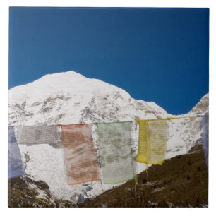 Gebetsfahnen und Monte Jhomolhari, Bhutan. Fliese
