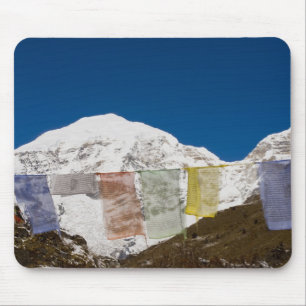 Gebetsfahnen und Monte Jhomolhari, Bhutan. Mousepad