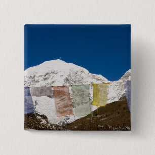 Gebetsfahnen und Mount Jhomolhari, Bhutan. Button