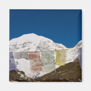Gebetsfahnen und Mount Jhomolhari, Bhutan. Magnet