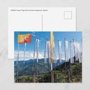Gebetsflaggen in den östlichen Bergen von Bhutan Postkarte
