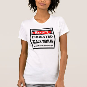 Gebildete schwarze Frau. T-Shirt