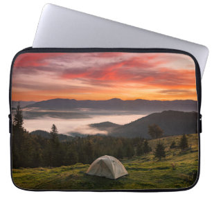 Gebirge   Camping Foggy Sunrise Laptopschutzhülle