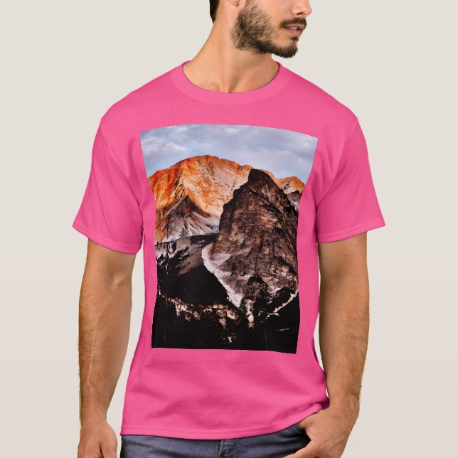 Gebirge mit einem hellen Himmel grafisch T-Shirt (Vorderseite)