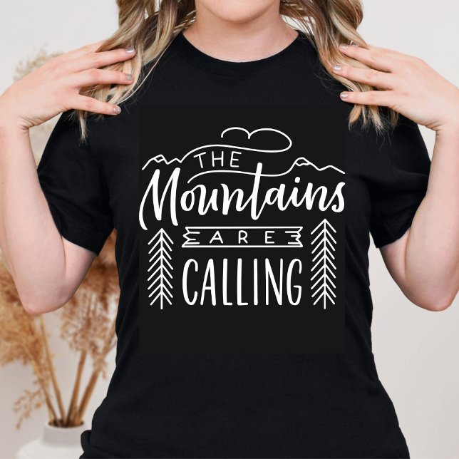 Gebirge rufen an, und ich muss ins Outdoorsy-Shirt T-Shirt (Von Creator hochgeladen)