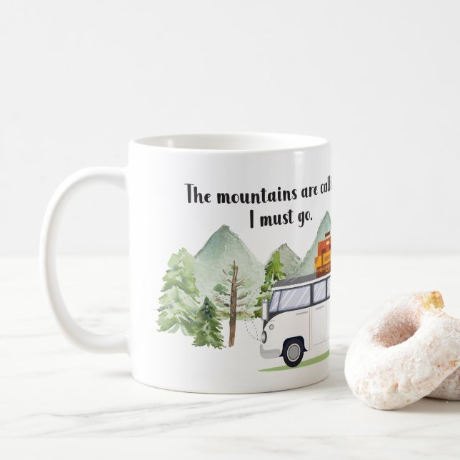 Gebirge zitieren grüne, rustikale Wasserfarbe Kaffeetasse (Mit Donut)