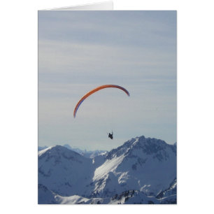 Gebirgsgleitschirmfliegenfliege zur Freiheit und