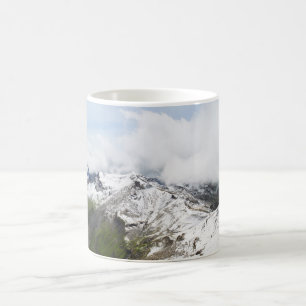 Gebirgskante in den Schweizer Alpen Kaffeetasse