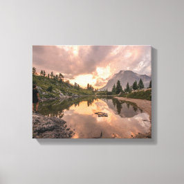 Gebirgsteich mit eingewickelter Leinwand
