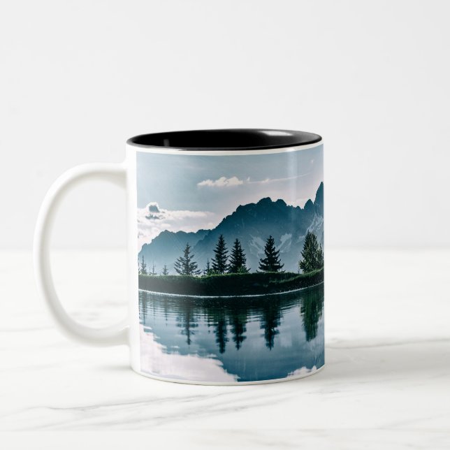 Gebirgswaldreflexion Zweifarbige Tasse (Links)