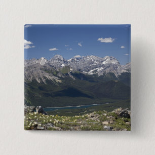 Gebirgszug und See von auf einem Berg Button