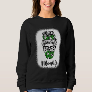 gebleicht Messy Bun Hair Tragen Fußball Sonnenbril Sweatshirt