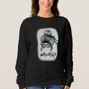 gebleicht Messy Bun Hair Tragen Fußball Sonnenbril Sweatshirt