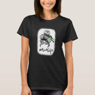 gebleicht Messy Bun Hair Tragen Fußball Sonnenbril T-Shirt